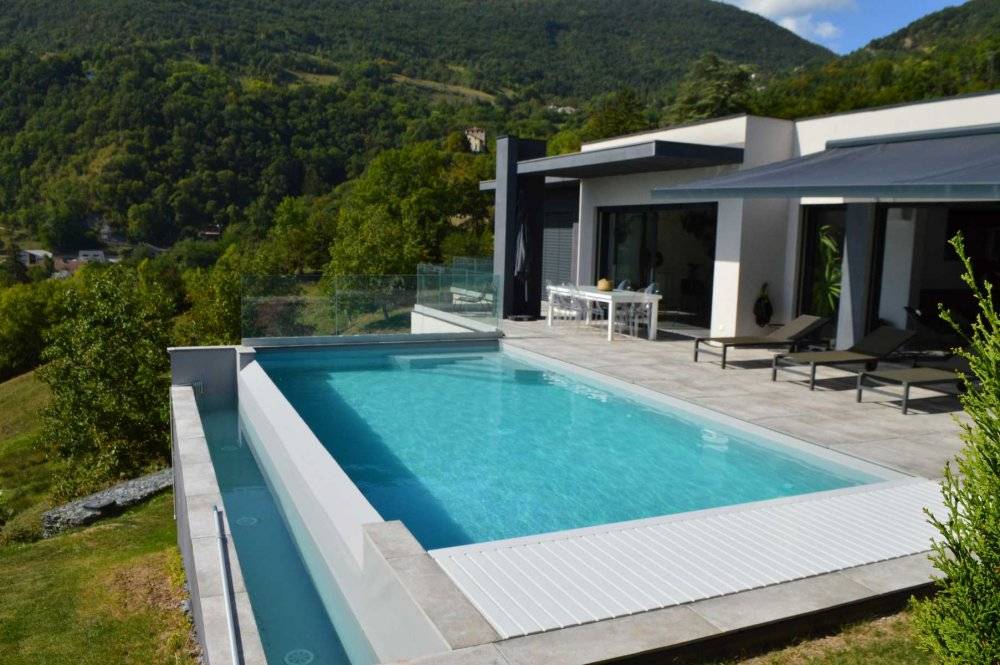Piscine à débordement